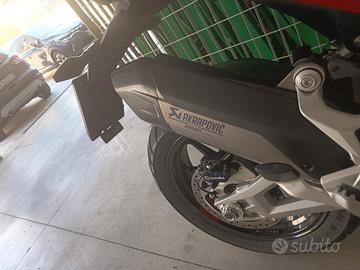 Scarico Akrapovic titanio.