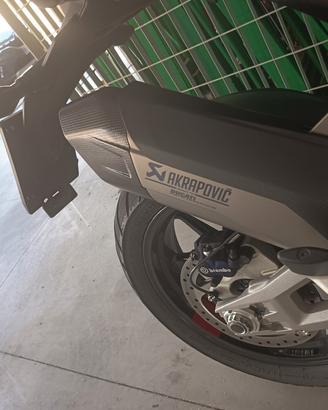 Scarico Akrapovic titanio.