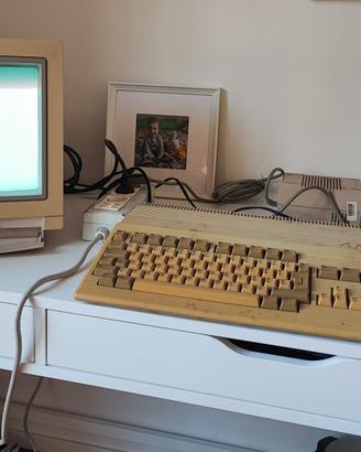 Amiga 500, monitor commodore  1084s d1  box floppy