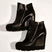 Zeppa a stivaletto nera con zip laterali