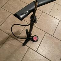 Pompa con manometro per bici da corsa e non