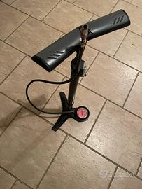 Pompa con manometro per bici da corsa e non