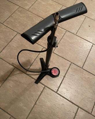 Pompa con manometro per bici da corsa e non