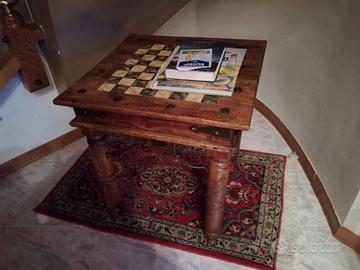 tavolino con scacchiera
