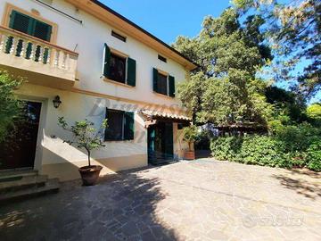 Villa di 160 m² con più di 5 locali e box auto a R