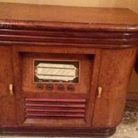 Mobile antico con radio