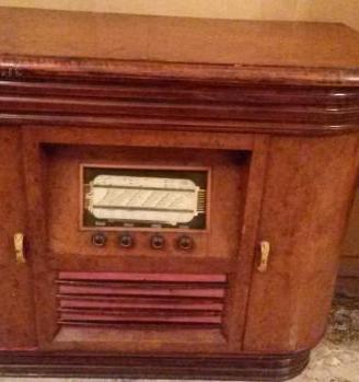 Mobile antico con radio