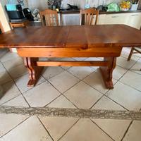 Tavolo con 4 sedie più poltrona vimini