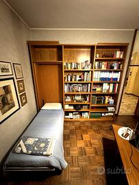 Libreria in noce massello con letto a scomparsa