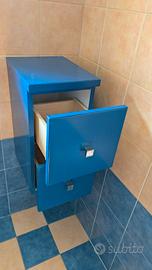 Due mobiletti per il bagno