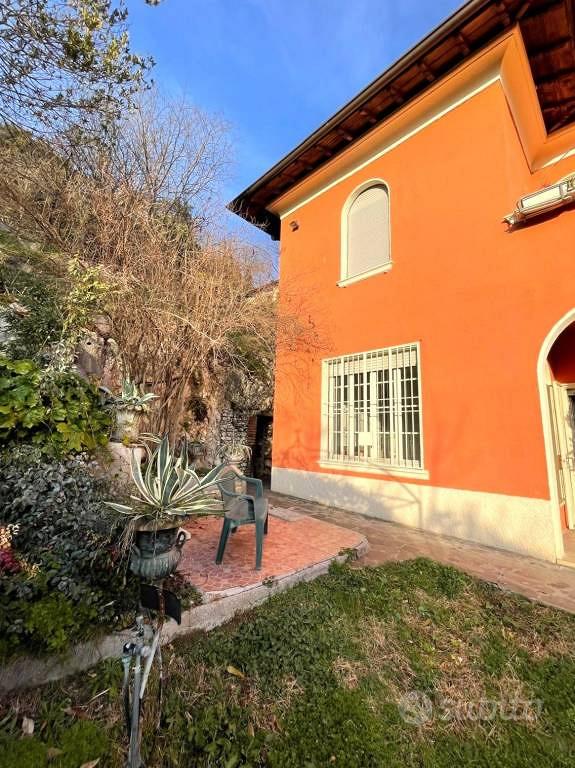 Villa di 331 m² con 5 locali e box auto doppio a B
