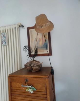 lampada artigianale fatta di corde legno e sughero