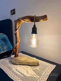 Lampada artigianale da tavolo in legno di quercia