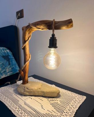 Lampada artigianale da tavolo in legno di quercia