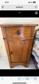 Comodino antico in legno massello