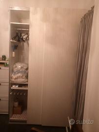 Armadio bianco con ante scorrevoli