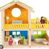 Casetta in legno per le bambole con personaggi