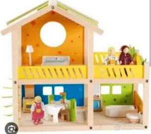 Casetta in legno per le bambole con personaggi