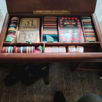 Scatola vintage carte, dadi da poker, fisch