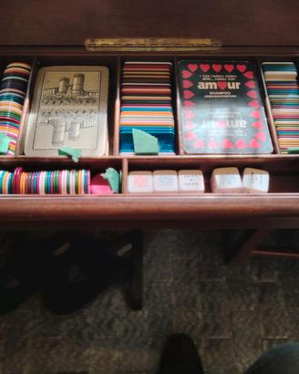 Scatola vintage carte, dadi da poker, fisch