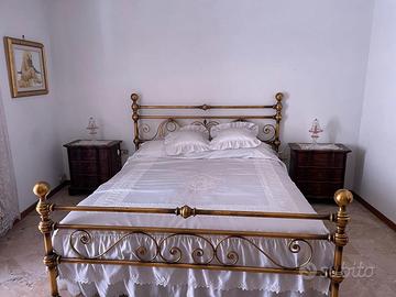 Camera da letto, comodini e armadio 