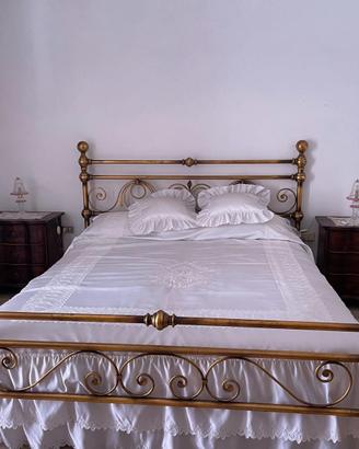 Camera da letto, comodini e armadio 