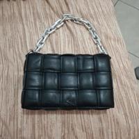 Borsa nera effetto intrecciato con manico a catena