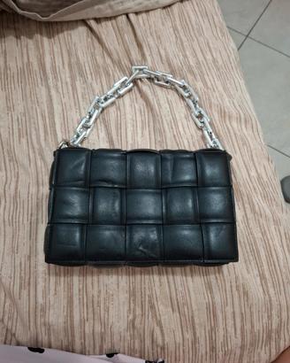 Borsa nera effetto intrecciato con manico a catena