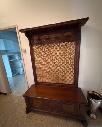 Mobile ingresso in legno intagliato con cassapanca