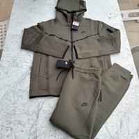 Tuta Nike verde Tech Taglia L Nuova