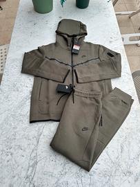 Tuta Nike verde Tech Taglia L Nuova