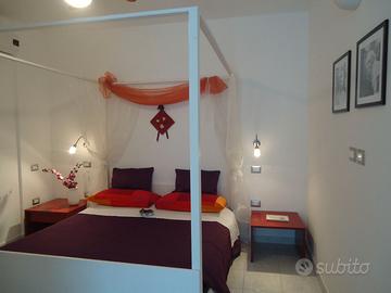 Struttura bianca a baldacchino_ letto matrimoniale