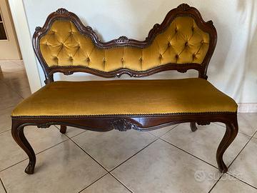 Poltroncina e quadri vari