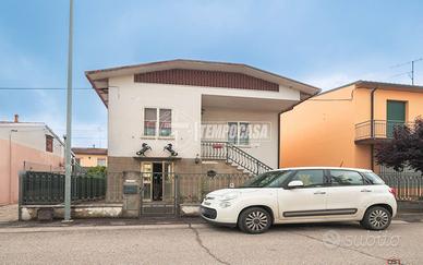 CASA INDIPENDENTE IN ZONA RISERVATA CON AMPIO GIAR