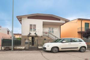 CASA INDIPENDENTE IN ZONA RISERVATA CON AMPIO GIAR