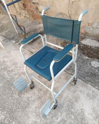 Sedia a rotelle comoda per anziani e disabili
