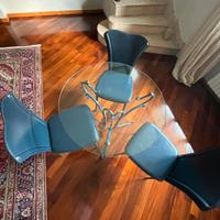 tavolo in ferro battuto e cristallo e tre sedie in