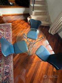 tavolo in ferro battuto e cristallo e tre sedie in