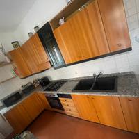 Cucina ancolare con bancone