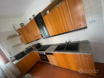 Cucina ancolare con bancone