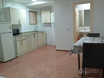 Grande monolocale in via lauro rossi : 370 euro