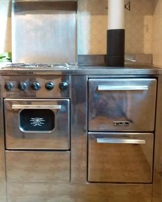 Cucina a legna con forno e piano cottura a gas