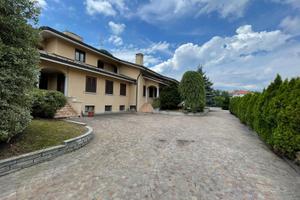 Villa prestigiosa con giardino