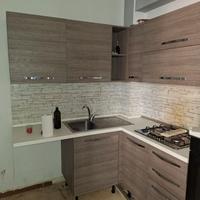 Cucina con elettrodomestici