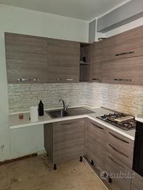 Cucina con elettrodomestici