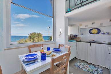 Piccola casa antica di pescatori sulla spiaggia
