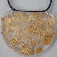 collana con ciondolo in resina