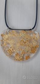 collana con ciondolo in resina