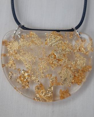 collana con ciondolo in resina