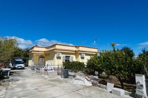 Priolo Gargallo, villetta per trasfertisti